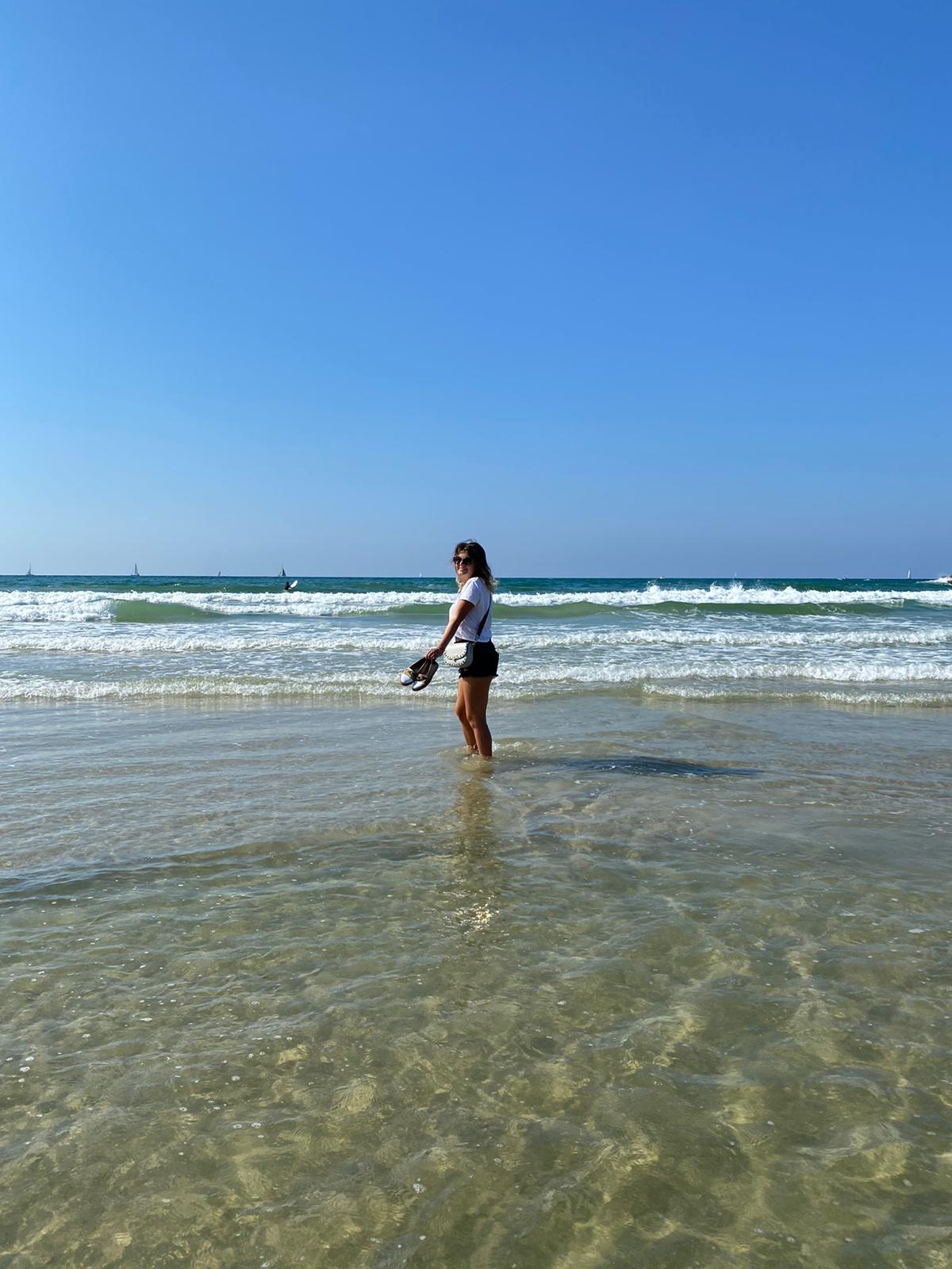 Ioana Mogos pe plaja in Israel